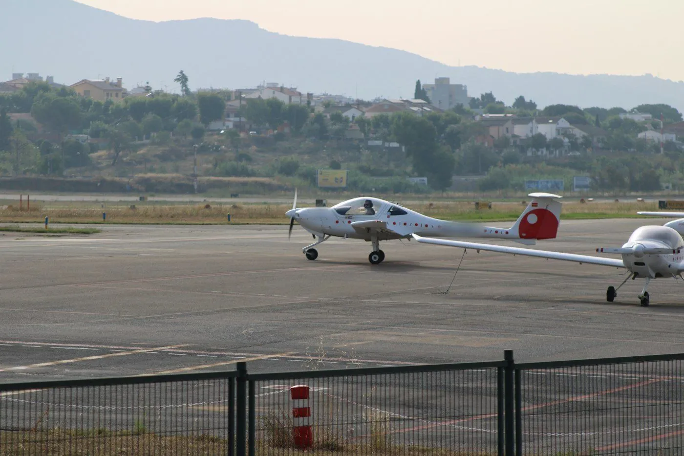 Avioneta de instrucción en la plataforma de un aeródromo